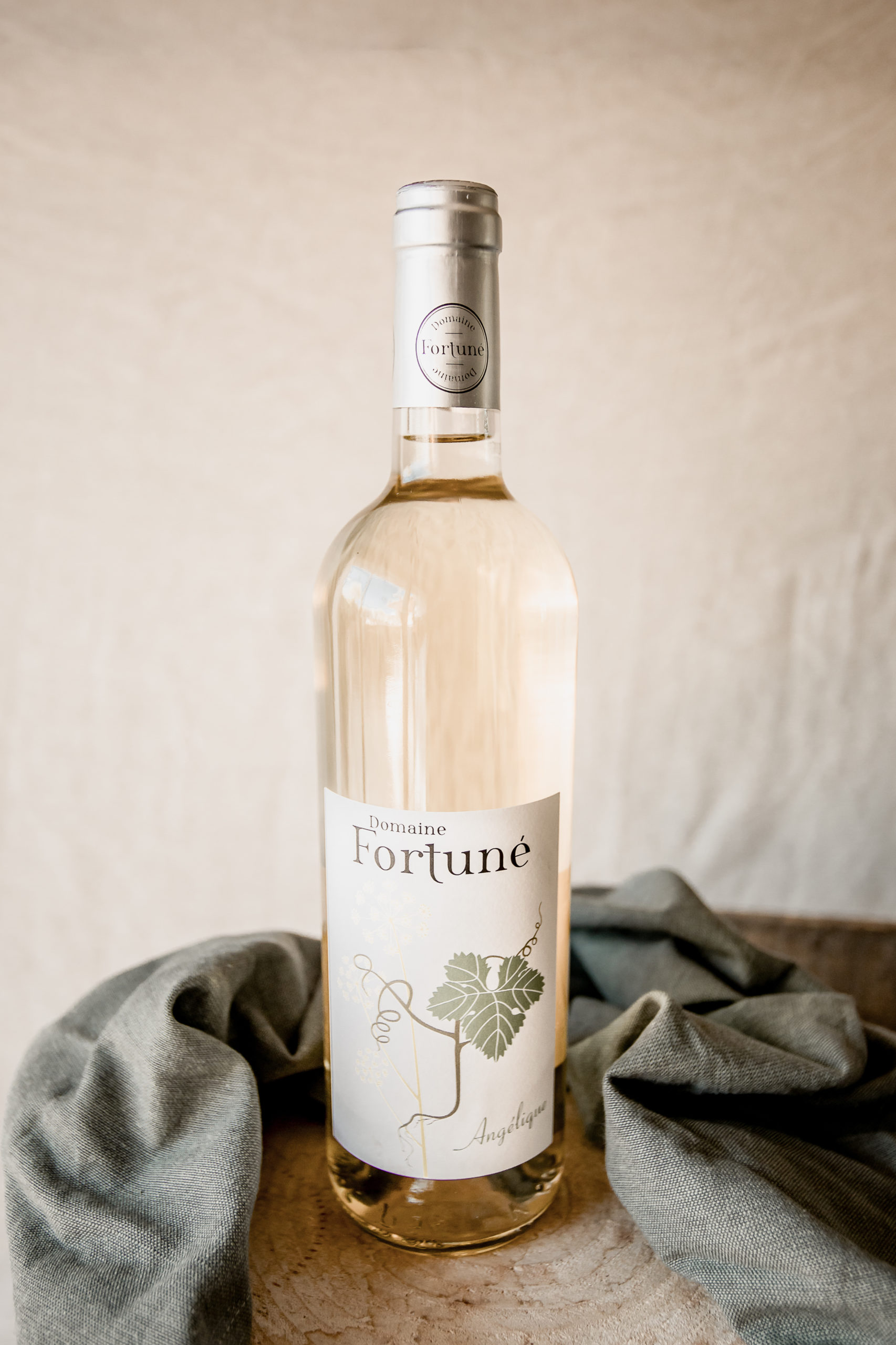 Vin bio blanc Angélique : bouteille et verre de vin